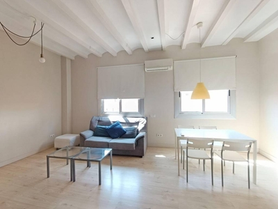 Alquiler Piso Tarragona. Piso de dos habitaciones en August. Tercera planta con balcón