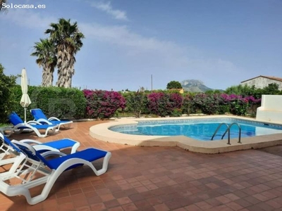 Casa / Chalet independiente con vistas y piscina en venta en Pedreguer