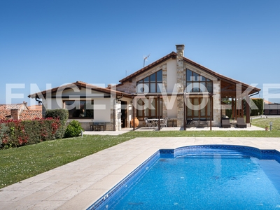 Espectacular casa con piscina y vistas al mar