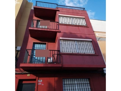 Estupenda casa de tres plantas, situada junto al centro de Algeciras.