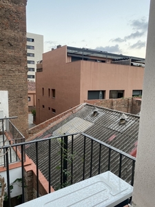 Piso sin depósito, con balcón en El Poblenou.