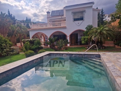 Preciosa Villa con piscina y un impresionante jardin
