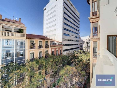 Venta Piso Alicante - Alacant. Piso de cuatro habitaciones en Avenida de la Constitución 12. A reformar tercera planta