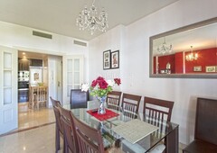 Apartamento magnífico apartamento de 3 dormitorios con orientación oeste en el corazón de nueva andalucía. en Marbella