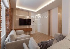 Piso en venta , con 121 m2, 3 habitaciones y 3 baños, ascensor, amueblado, aire acondicionado y calefacción individual. en Madrid