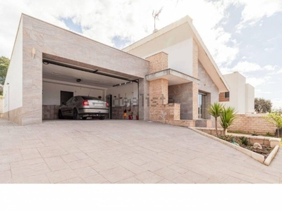 Alquiler Chalet en Calle pinsapo s/n Córdoba. Buen estado plaza de aparcamiento calefacción individual 230 m²
