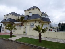 Casa pareada excelente chalet con piscina situado en muy buena zona del señorío junto al club de golf. en Illescas