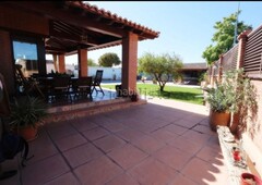 Chalet con 5 habitaciones amueblado con parking, piscina, calefacción y aire acondicionado en Aranjuez