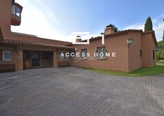 Chalet propiedad con un extenso terreno de 4.535m2 de arboles frutales. consta de 7 habitaciones dobles, 5 baños y un aseo, piscina, huerto y unas maravillosas vistas al mar. en Sant Andreu de Llavaneres