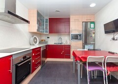Piso ¡en venta estupendo piso de 4 dormitorios dobles, 2 baños y 2 grandes balcones! en Cornellà de Llobregat