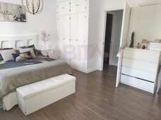 Piso precioso piso en residencial privado , poca antiguedad y con garaje incluido! en Sevilla