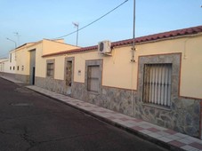 Venta Casa unifamiliar en Calle PANTANO DE ORELLANA Badajoz. Buen estado 300 m²