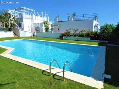 Casa pareada con piscina comunitaria frente al mar en Sitges!!