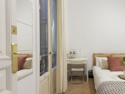 Se alquilan habitaciones en piso compartido en Gran Via, Madrid