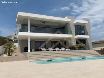 Villa moderna con vistas al mar
