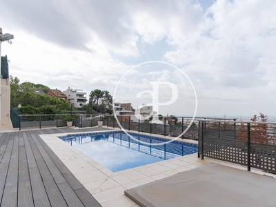 Casa con vistas al mar, piscina y jardín en venta en Esplugues