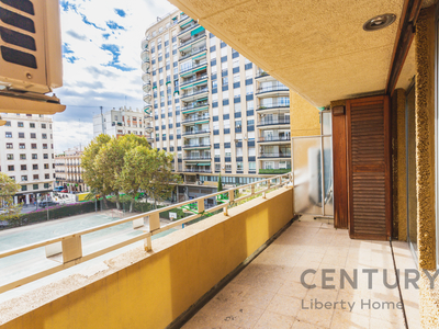 Vivienda con terraza y espectaculares vistas a la ciudad en pleno centro de Valencia , junto a la Plaza del Ayuntamiento esta es tu oportunidad. Venta Sant Francesc