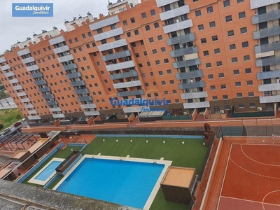 Venta de piso con piscina y terraza en Montequinto (Dos Hermanas), Entrenucleos