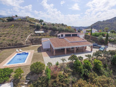 Casa con terreno en Viñuela