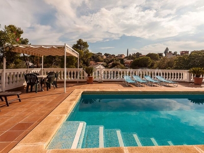 Chalet con 4 habitaciones con piscina y calefacción en Lliçà d´Amunt