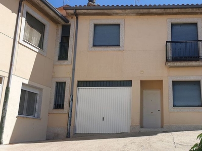 Dúplex en venta en Almenara de Tormes de 3 habitaciones con garaje y balcón