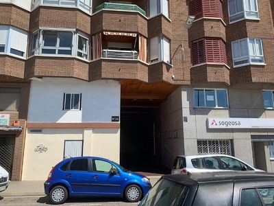 Piso en venta en Avenida de Madrid de 3 habitaciones con garaje y balcón