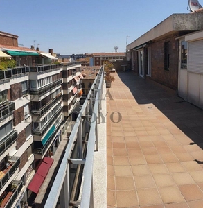 Venta de ático en calle Menéndez Pelayo de 3 habitaciones con terraza y balcón