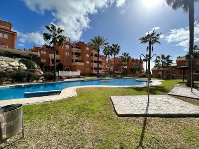 Alquiler de piso en Cabo Pino - Reserva de Marbella de 2 habitaciones con terraza y piscina