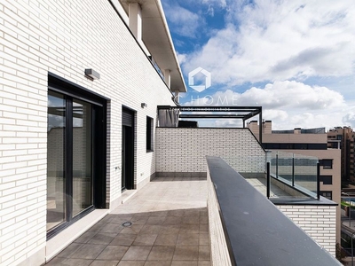 Venta de ático en Butarque de 3 habitaciones con terraza y piscina