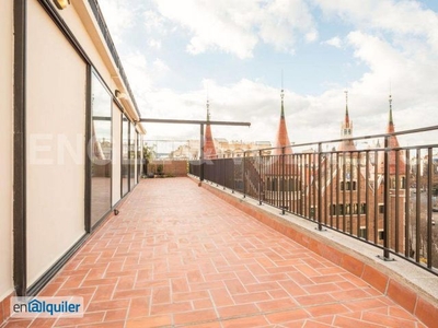 Ático con gran terraza y vistas en Eixample