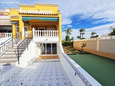 Casa adosada espaciosa de 3 plantas, jardín en bonito Residencial con piscina