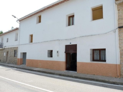 Casa con garaje, en el centro de La Carroja