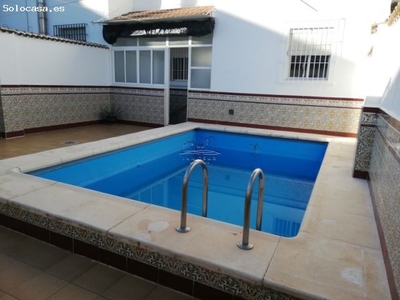 Casa con piscina en zona Ronda del Valle