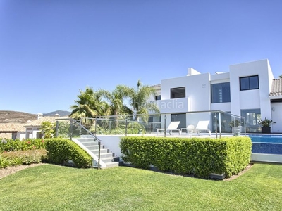 Casa moderna villa de lujo con vistas panorámicas al mar en benahavis en Benahavís