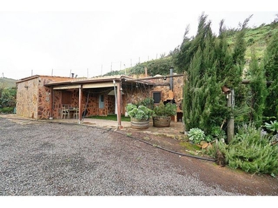 Casa rural con terreno y cuevas.