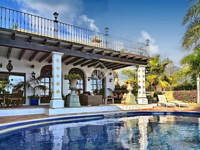 Chalet casa / villa en excelentes condiciones de 4 dormitorios en venta en milla de oro en Marbella