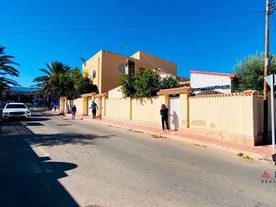 Chalet independiente con terreno en venta en la Calle Goleta' Playa Flamenca I