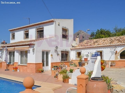 Espaciosa Villa orientada al sur, a poca distancia del casco antiguo de Jávea.