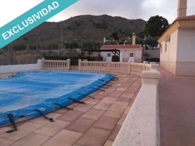 ESPECTACULAR CHALET CON PISCINA A 1,5 KM. DE YECLA