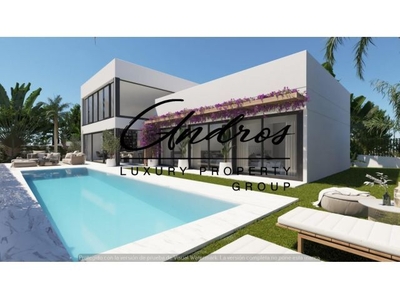 Majestuosa Villa independiente de obra nueva,con terrazas,piscina,jardin en Estepona cerca del mar.