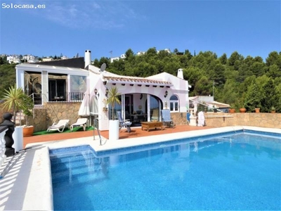 Villa con unas privilegiadas vistas al mar de tres habitaciones y dos baños.