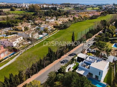 Villa Independiente de Lujo Rodeada de Campos de Golf en Marbella