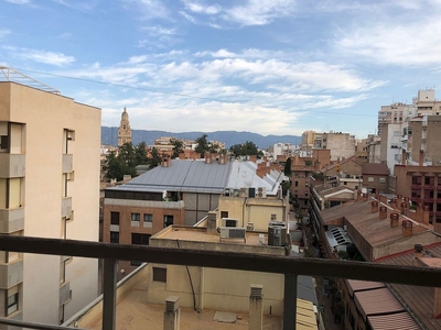 Alquiler de piso en Centro - Murcia de 5 habitaciones con terraza y muebles