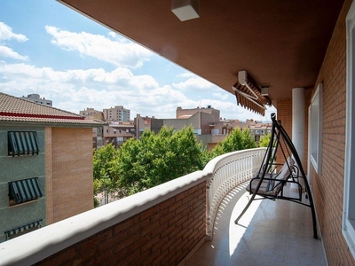 Alquiler de piso en Juan Carlos I de 4 habitaciones con terraza y garaje