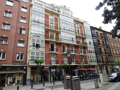 Venta de piso en Barrio de Abando de 5 habitaciones con balcón y calefacción