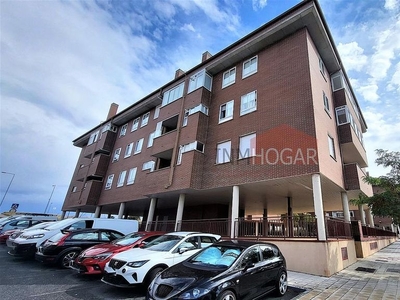 Venta de piso en Polígono - Carrefour de 3 habitaciones con terraza y garaje