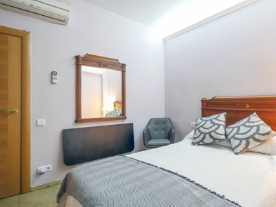 Se alquila habitación en apartamento de 4 dormitorios en Gracia, Barcelona