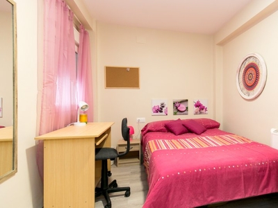 Acogedora habitación en un apartamento de 4 dormitorios en La Chana, Granada
