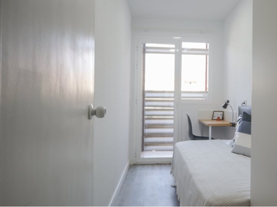 Alquiler de habitaciones en apartamento de 7 dormitorios en Azca