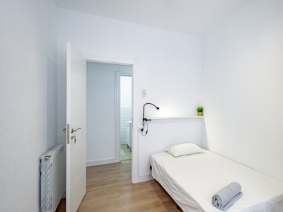 Alquiler de habitaciones en piso de 6 dormitorios en Numancia, Madrid